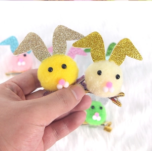 Dettaglio di fermagli per capelli a forma di coniglietto pasquale in peluche colorato