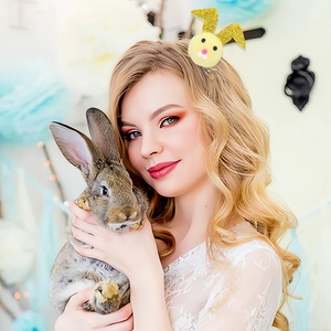 Fermaglio per capelli con coniglietto di Pasqua in peluche giallo su modella bionda