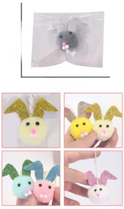 Vista detallada de coloridos conejitos de Pascua de peluche con orejas de lentejuelas y medidas