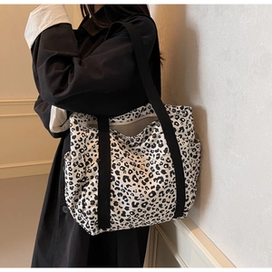 Gros plan détaillé du grand sac cabas en toile à motif léopard avec larges bandoulières