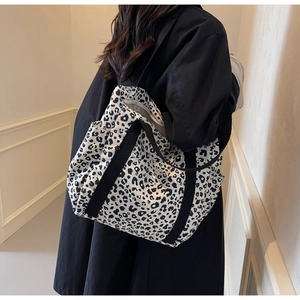 Détail du grand sac cabas léopard avec anses noires et poche latérale pratique