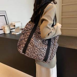 Grand sac cabas léopard avec larges anses et poches latérales pour un look tendance