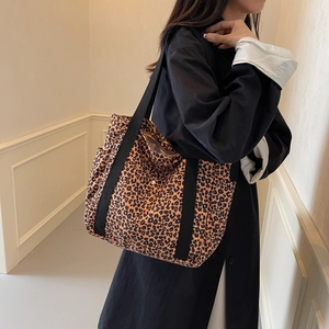 Sac fourre-tout chic à imprimé léopard avec sangles noires et poches latérales pour femmes