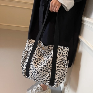 Grand sac cabas léopard avec bandoulières noires pour un usage quotidien et chic