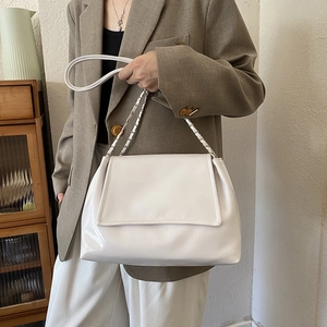 Sac fourre-tout minimaliste blanc en similicuir avec bandoulière chaîne élégante