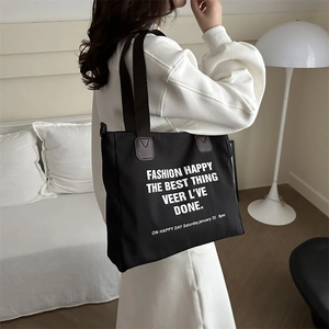 Grand sac cabas noir en toile avec lettrage blanc et anses en cuir marron pour femmes