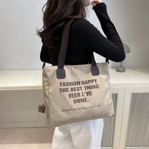 Sac fourre-tout minimaliste en toile beige avec imprimé lettrage et anses foncées