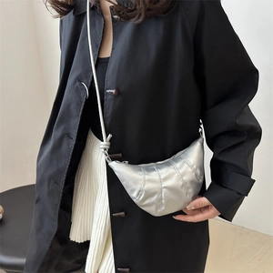 Sac à bandoulière croissant plissé argenté avec finition métallique style moderne