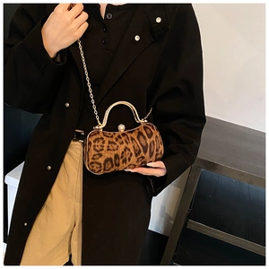 Detail der Leoparden-Handtasche mit goldenem Metallrahmen und Strass-Kugelverschluss