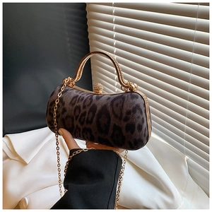 Detail der Clutch aus Samt mit Leopardenmuster, Goldgriff und Strass-Verschluss