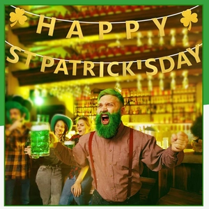 Détail de la bannière dorée à paillettes Happy St. Patrick's Day avec trèfles