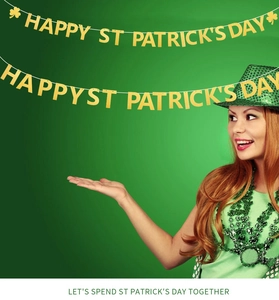 Détail de la bannière dorée scintillante de la Saint-Patrick avec décor de fête