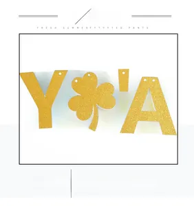 Vue détaillée des lettres dorées pailletées et des trèfles pour la décoration de la Saint-Patrick
