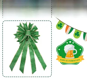 Detailansicht der grünen Glitzerschleife mit Goldrand für den St. Patrick's Day