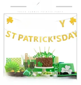 Gros plan de la bannière dorée scintillante de la Saint-Patrick sur une table de desserts