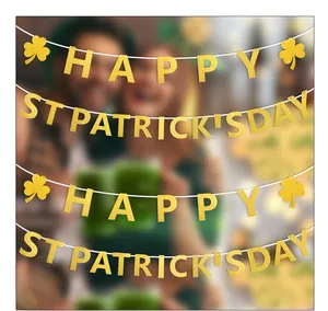 Détail de la bannière dorée scintillante Saint-Patrick avec trèfles décoratifs