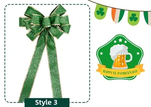Detailansicht der großen grünen Glitzerschleife mit Goldrand für St. Patrick's Day Deko