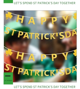 Détail d'une banderole dorée pailletée Happy St. Patrick's Day avec des trèfles