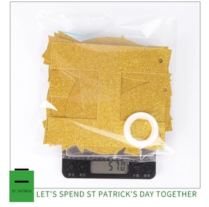 Bannière dorée de la Saint-Patrick et ficelle blanche pesées sur une balance numérique