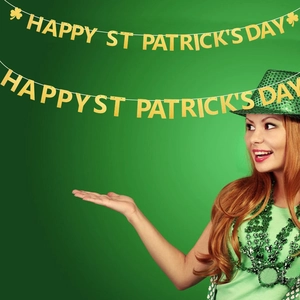Bannière dorée pailletée Happy St. Patrick's Day avec motifs de trèfles de la chance