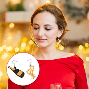 Détail de boucles d'oreilles créatives bouteille et verre avec paillettes dorées