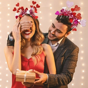 Détail de serre-têtes de Saint-Valentin avec cœurs à paillettes et bordure duveteuse