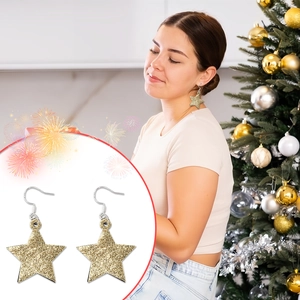 Gros plan de boucles d'oreilles étoiles dorées pailletées pour les fêtes du Nouvel An