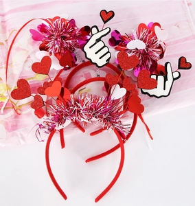 Détail de serre-têtes de la Saint-Valentin avec cœurs en guirlande et paillettes
