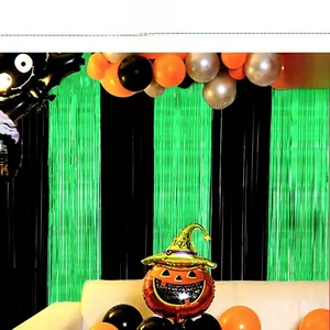 Détail de la décoration de la Saint-Patrick avec des rideaux à franges vert et noir