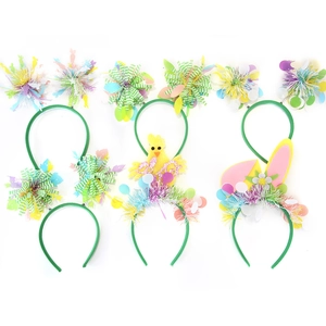 Detalle de seis diademas de Pascua con pollitos de peluche y orejas de conejo de colores