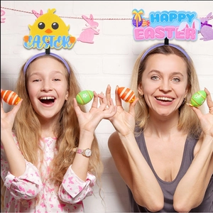 Enfants et adultes portant des serre-têtes de Pâques en feutre avec oreilles de lapin