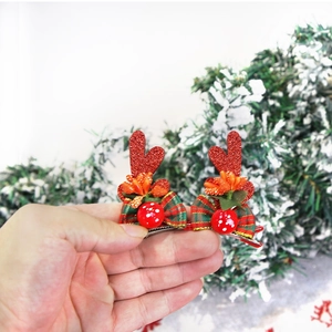 Barrettes bois de renne pailletés avec baies et champignons pour fête de Noël