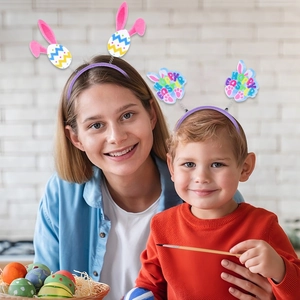 Détail de serre-têtes de Pâques avec oreilles de lapin et œufs colorés pour adultes et enfants