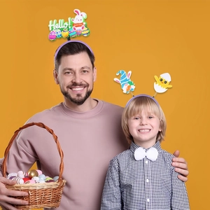Détail de serre-têtes de Pâques violets avec texte Hello Easter Day et motifs d'œufs nains