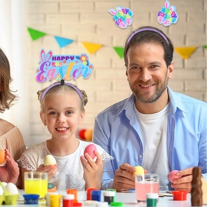 Enfants et adultes portant des serre-têtes de Pâques avec des décorations festives