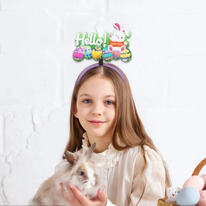 Détail du serre-tête lapin de Pâques avec texte Hello et œufs colorés sur un enfant
