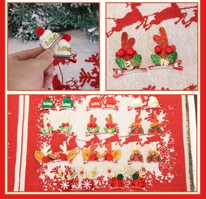 Détail de pinces à cheveux de Noël avec bois scintillants, bonnets et cloches dorées