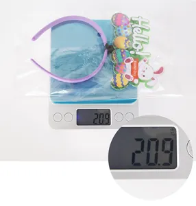 Détail d'un serre-tête de Pâques violet avec lapin et œufs, pesant 20,9g sur balance
