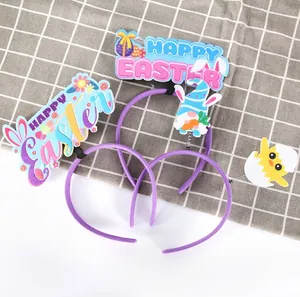 Détail d'un serre-tête Joyeuses Pâques avec lettres colorées et oreilles de lapin