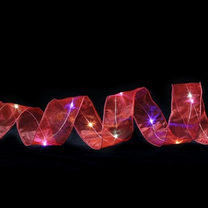 Nahaufnahme von roten transparenten LED-Schleifenlichtern mit leuchtend bunten Perlen