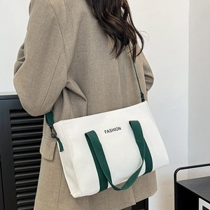 Minimalistische weiße Canvas-Tasche mit grünen Riemen und Fashion-Print, 45-Grad-Modellansicht