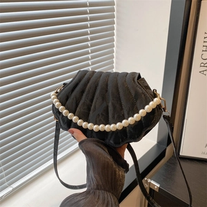 Women Trendy Shell Shaped Crossbody Bag Quilted PU Leather Shoulder Bag With Faux Artificial Pearl Handle Fashion Chic Niche Purse