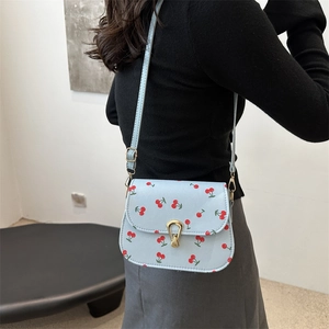 Sacoche bleue avec motif cerise et fermoir en fer à cheval doré pour femmes