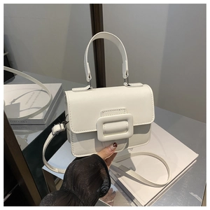 Détail du mini sac à main blanc cassé avec boucle vintage et texture en cuir lisse