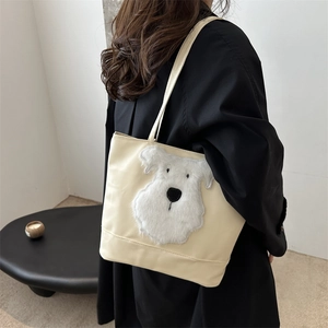 Minimalistische beige canvas draagtas met witte pluche hondenpatch over de schouder