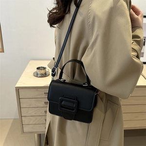Sac à main minimaliste en cuir mat noir avec boucle carrée et bandoulière réglable