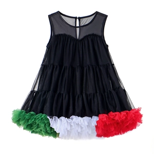 Détail d'une robe tutu sans manches pour filles avec ourlet en tulle et dos ajouré