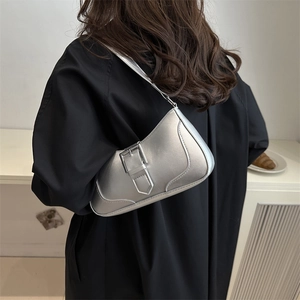 Borsa baguette in pelle argento metallizzato con fibbia ampia e tracolla sottile