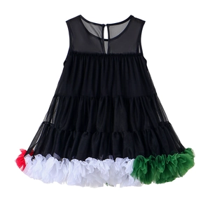 Détail de la robe tutu noire à plusieurs couches avec des volants rouges, blancs et verts