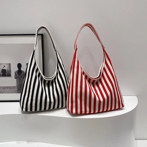 Sacs à bandoulière en toile rayée minimalistes en noir et rouge sur support moderne